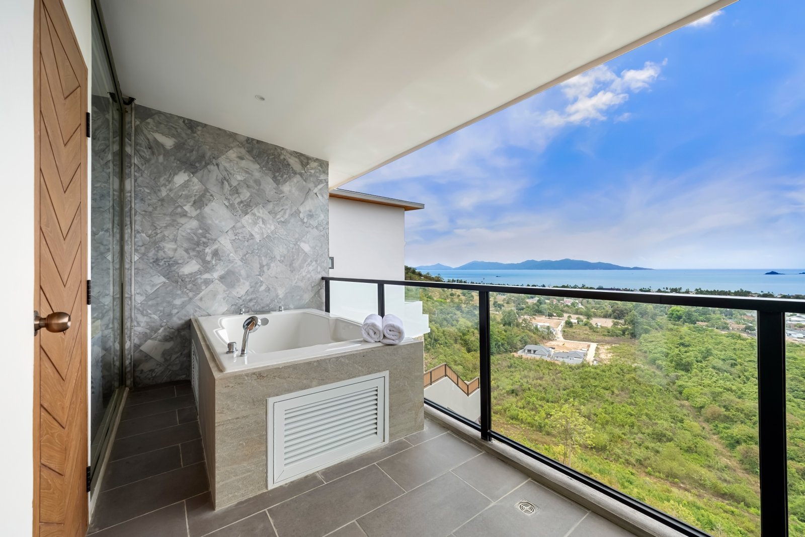 Balcony jacuzzi overlooking the greenery and sea